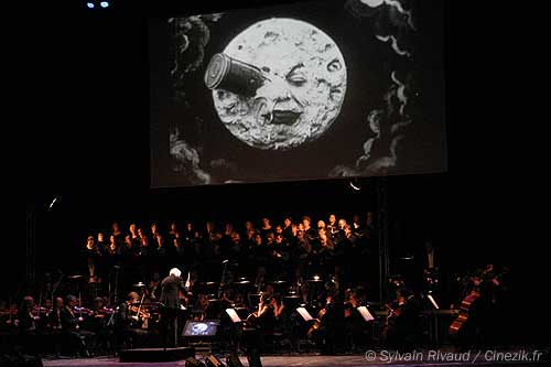 John Scott dirige sa création pour LE VOYAGE DANS LA LUNE de Georges Méliès 