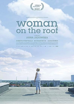 Une femme sur le toit   height=